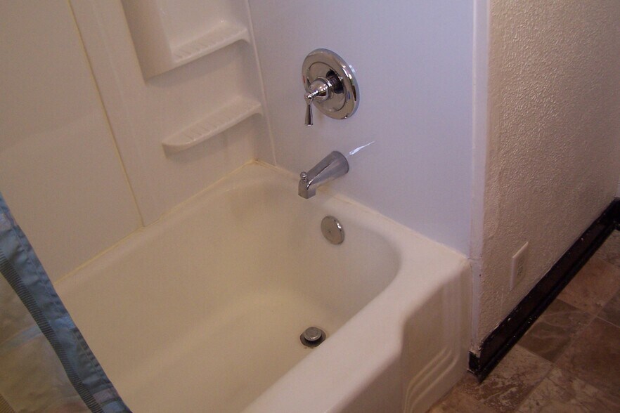 Shower - 17 Grasmere Ave