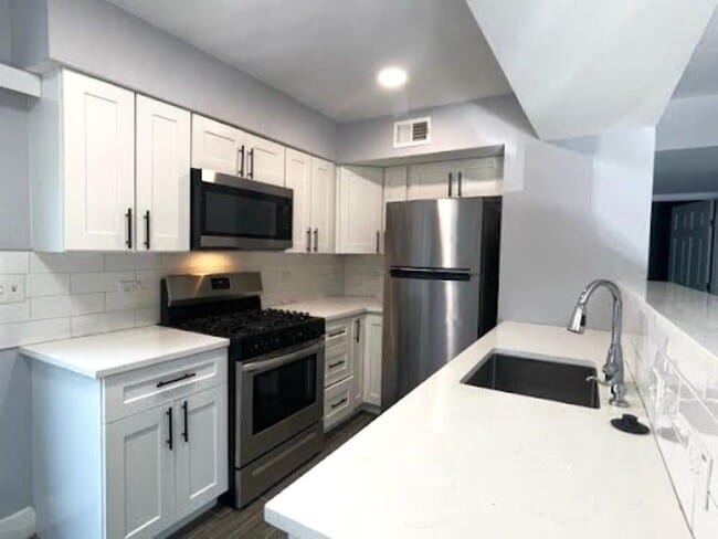 Building Photo - 2504 Manor Cir