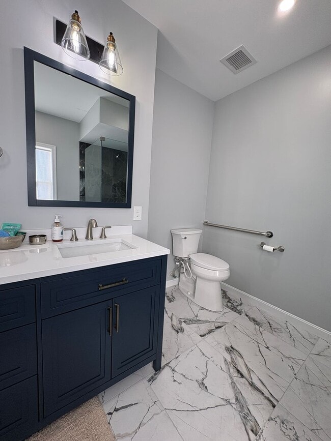 Building Photo - Spacious and Stylish 2 bedroom, 2 bath condo is desirable Coachman's Ridge complex