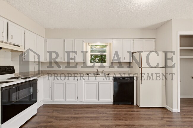 Building Photo - 903 E Osie St