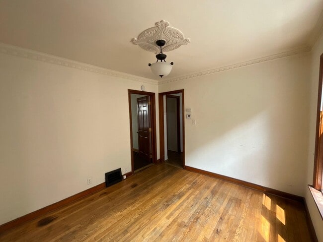 Building Photo - Charming 3-Bedroom in the Heart of Riverwest