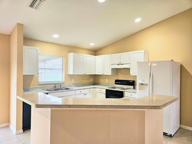 Building Photo - Move-in Ready 3 BR & 2 BA