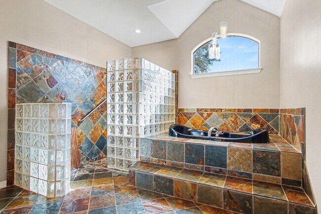 Building Photo - 15569 Crown Oaks Dr