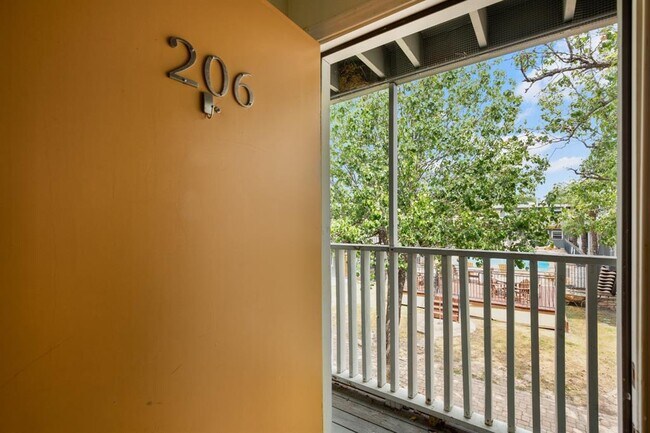 Building Photo - 2401 Manor Rd