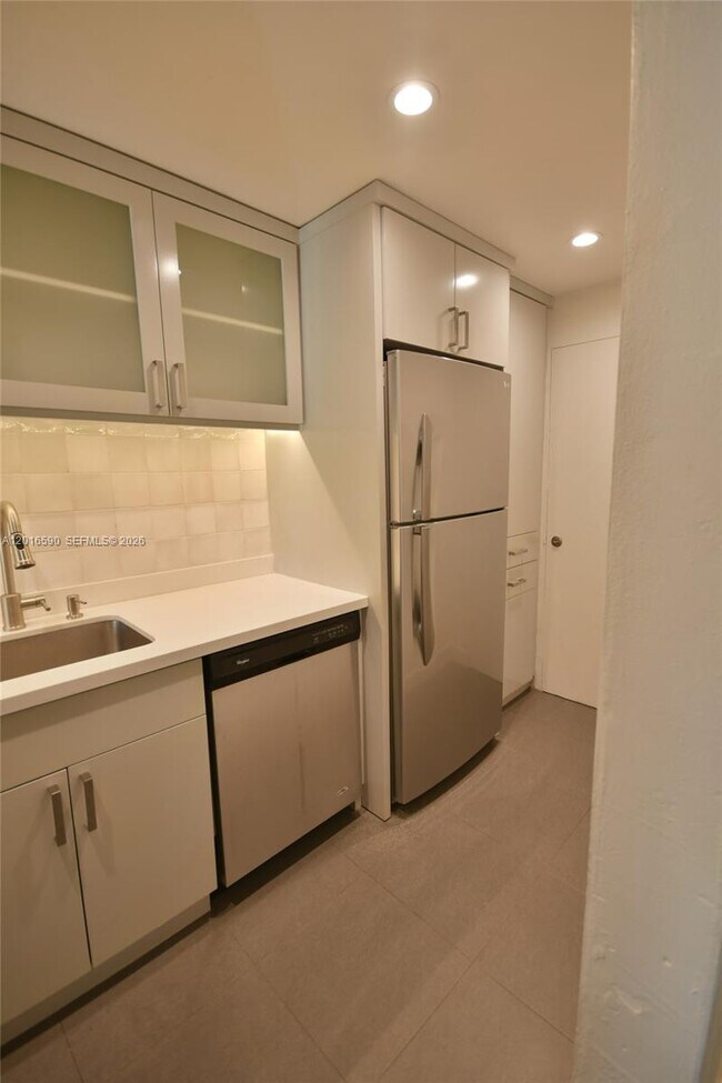 Building Photo - 6884 N Kendall Dr