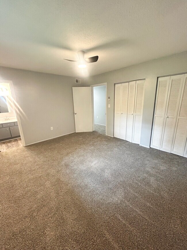 Building Photo - 601 Riverhill Cir
