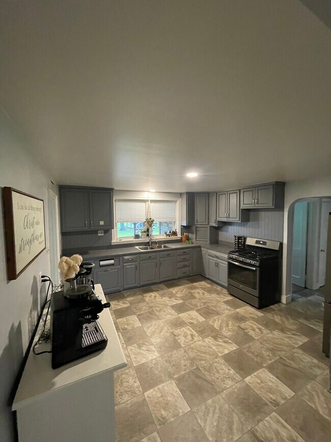 Building Photo - 2250 Creek Hill Rd