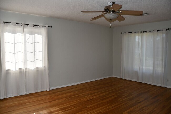 Building Photo - 1210 E Oakmont Ave