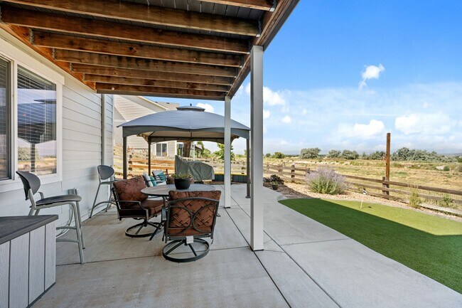 Building Photo - 15411 Village Cir E