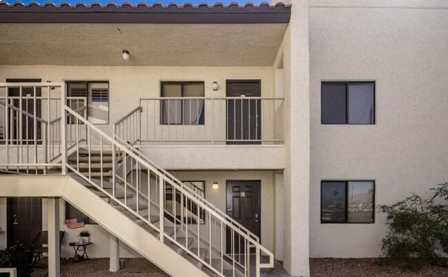Building Photo - Studio/Condo Recently updated