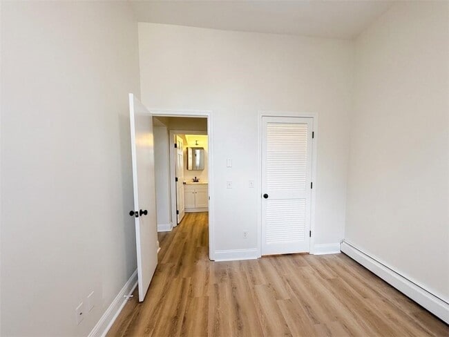 Building Photo - 366 Main St