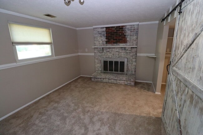 Building Photo - Walking Distance to Brownsburg High School!