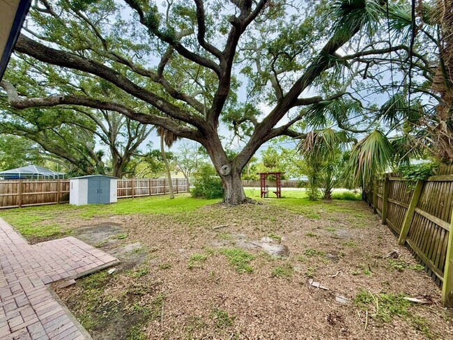 Building Photo - 1837 Pasadena Dr