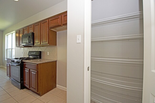 Building Photo - Large Home in Northeast Austin!