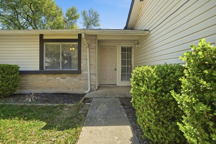 Building Photo - 5722 Misty Glen