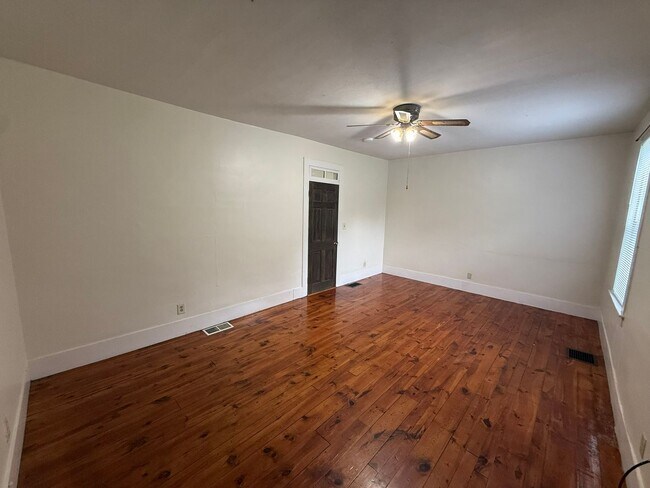 Building Photo - 986 S East St