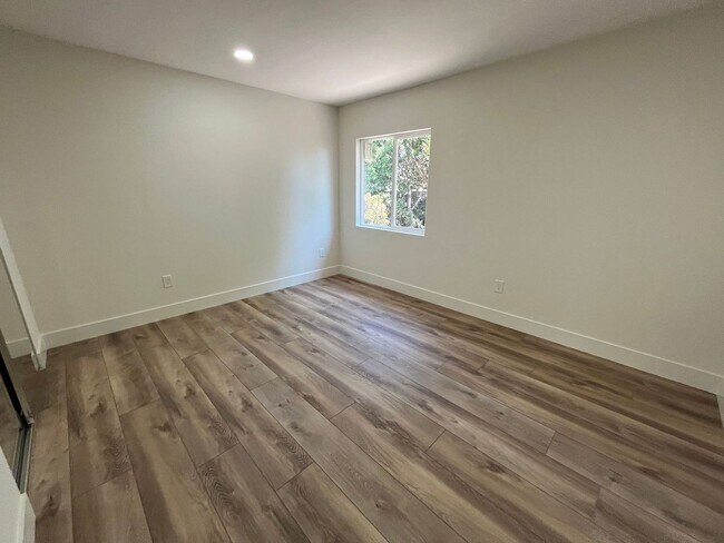 Building Photo - Large 6 bed 3 bath House on East Falls! Co...
