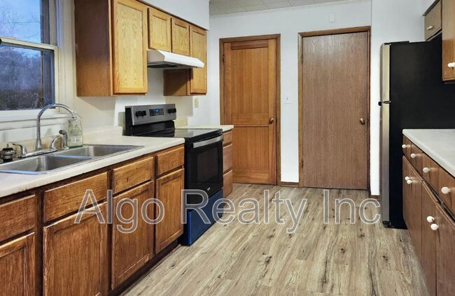 Building Photo - 1345 Arkwright St N