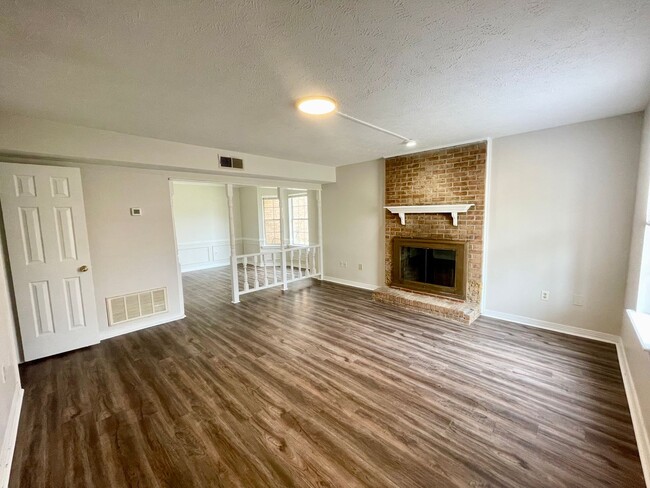 Building Photo - 3 Bed Town Home in North East Jackson!