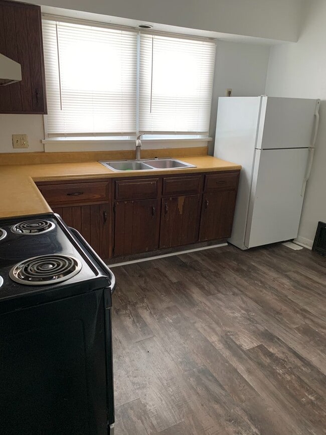 Building Photo - One bedroom house, newer flooring $650 per...