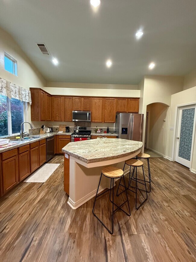 Building Photo - Beautifully Maintained 3-Bedroom Plus Offi...