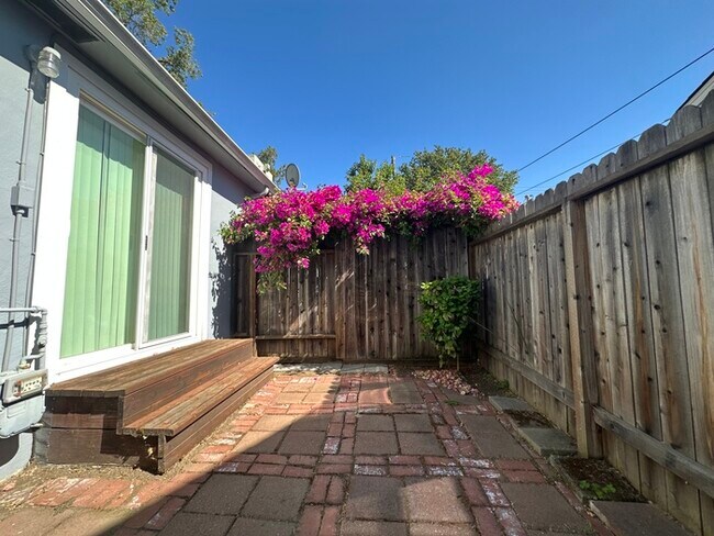 Building Photo - Cute 2 bed/1 bath Duplex in East Sac!!
