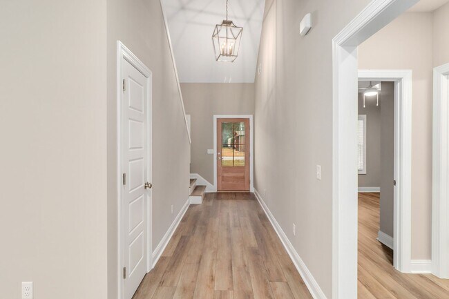 Building Photo - 204 Pineland Dr
