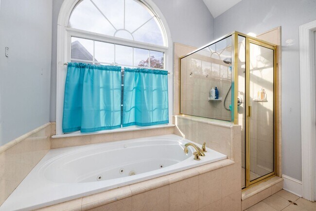 Building Photo - 4 Bed | 2.5 Bath House with Garage