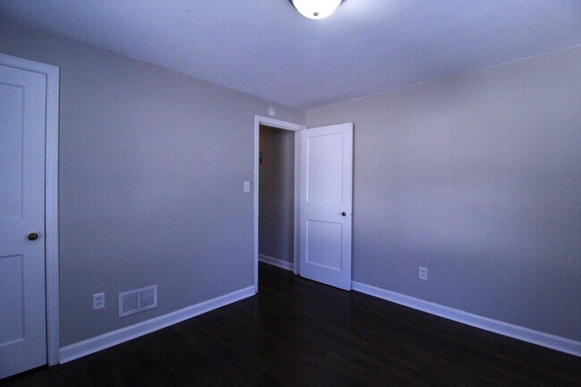 Building Photo - October FREE On This 2 Bedroom 2 Bath Dupl...