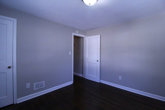 Building Photo - September FREE On This 2 Bedroom 2 Bath Du...
