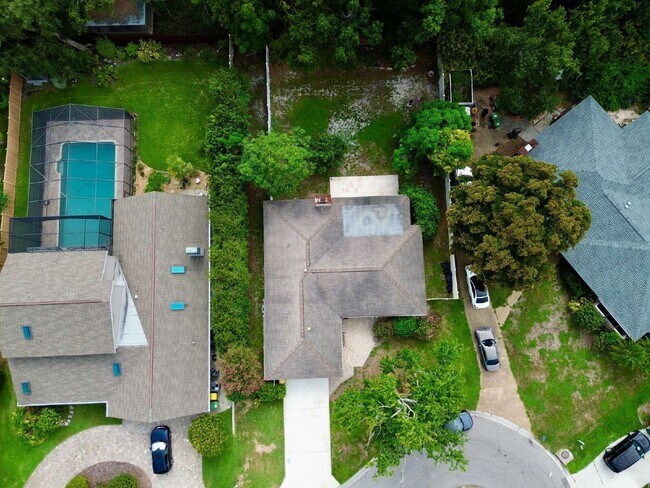Building Photo - 423 Whispering Oaks Ct