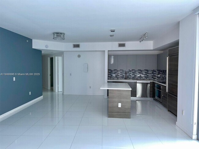 Primary Photo - 1100S S Miami Ave