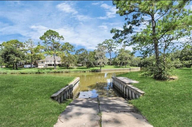 Building Photo - 12305 Pine Oak Dr