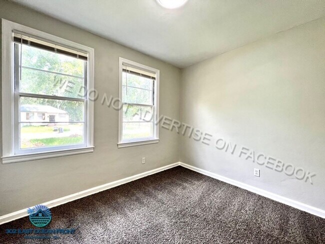 Building Photo - Huge 4 bedroom / 2 bathroom updated home n...