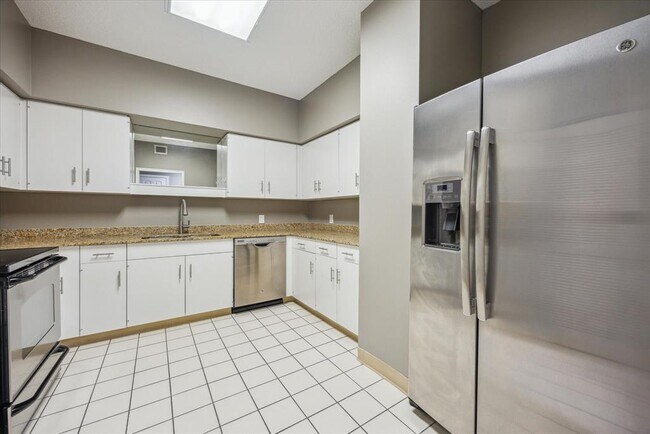 Building Photo - 15 Greenway Plz