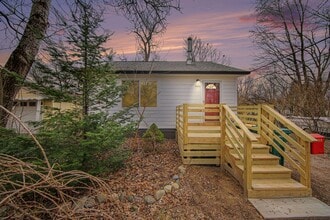 Building Photo - 808 E Cross St