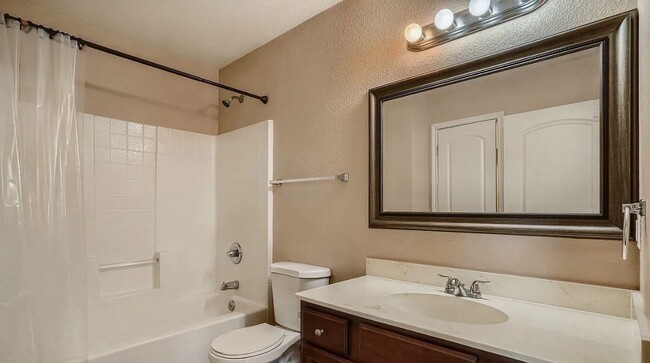 Building Photo - MOVE IN READY