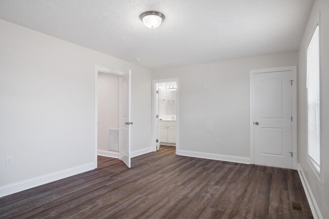 Building Photo - 445 Skylar Dr