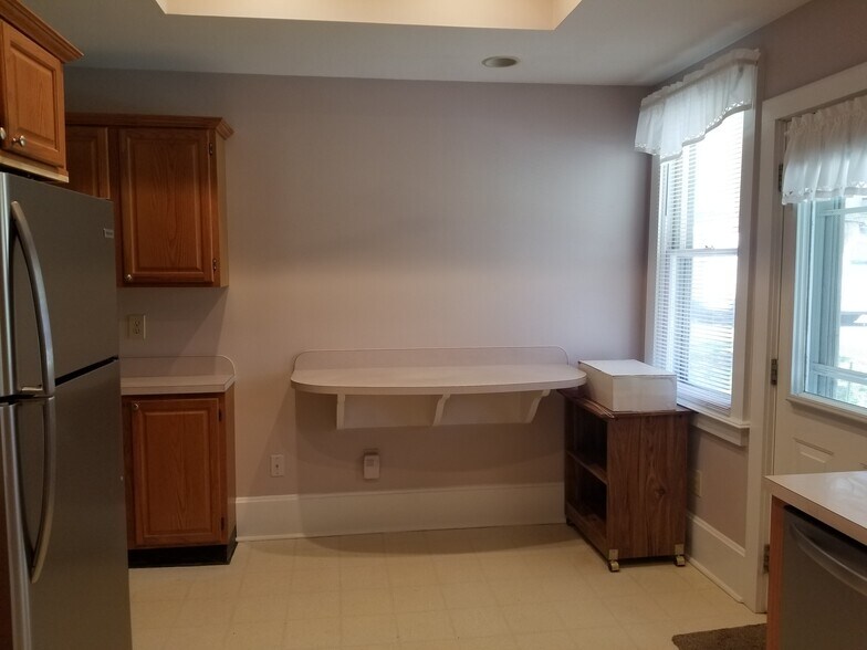 Kitchen with eating area - 1056 Highland St