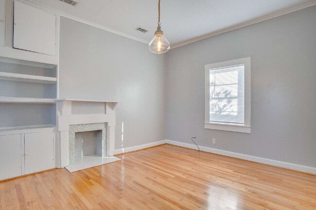 Building Photo - Charming 2-Bedroom Cottage Near Downtown P...