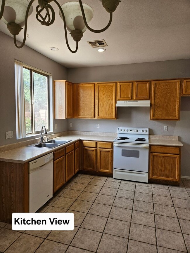 Building Photo - 931 E Sherri Dr