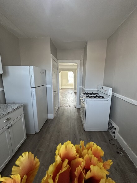Upstairs Unit - 4820 Haverhill St