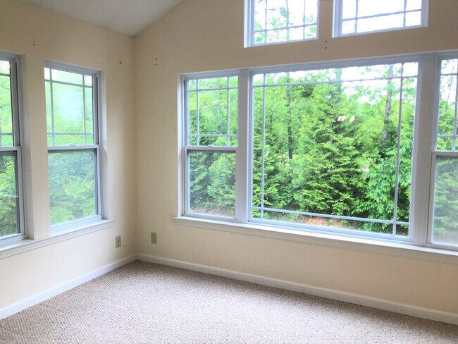 Building Photo - Hendersonville Condo - Top Floor - Wonderful Office Space!