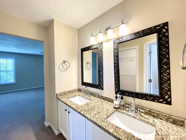 Building Photo - Beautiful large Castleton home