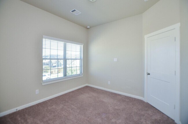 Building Photo - Beautiful 2 story home with 4 bedrooms, 2,...