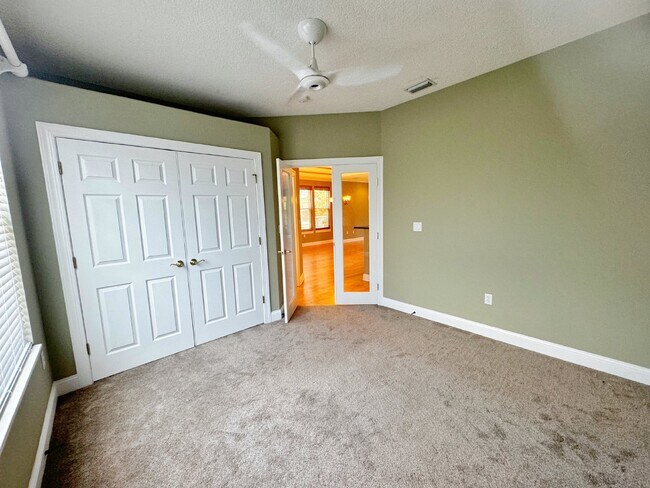 Building Photo - Spacious two-story island townhome in gate...