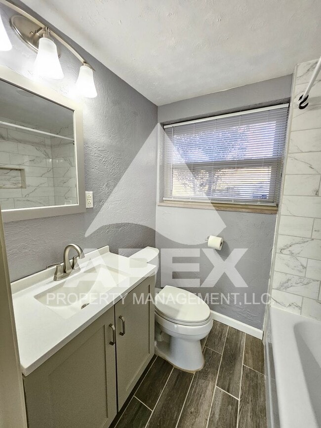 Building Photo - Spacious 4Bd – 2Ba Tri-Level Brick Home in North Knoxville!