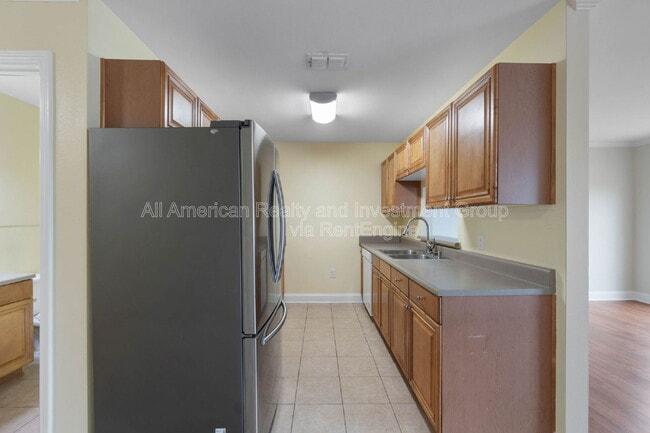Building Photo - 747 Majestic Dr
