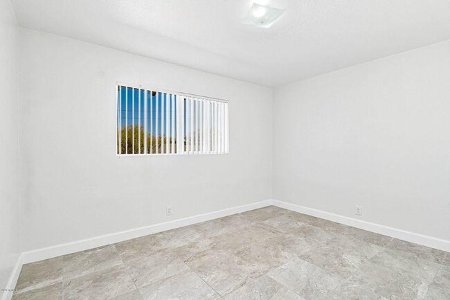 Building Photo - 6518 E Sunnyside Dr