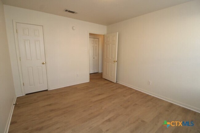 Building Photo - 305 Cedar Ridge Dr